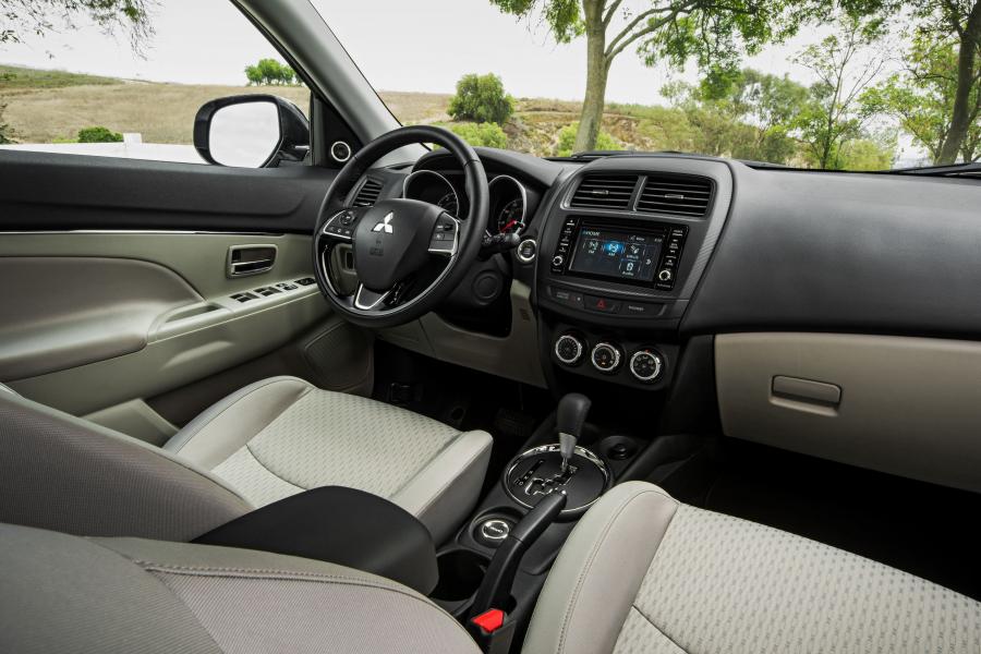 Интерьер Mitsubishi Outlander Sport SEL 2015 года  (фото 5 из 31)